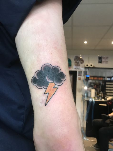 Mini Cover Up Tattoo, Traditional Tattoo Clouds, Anarchist Tattoo, Black Cloud Tattoo, Calvin And Hobbes Tattoo, Fancy Tattoo, Disney Stitch Tattoo, Storm Tattoo, Luna Tattoo