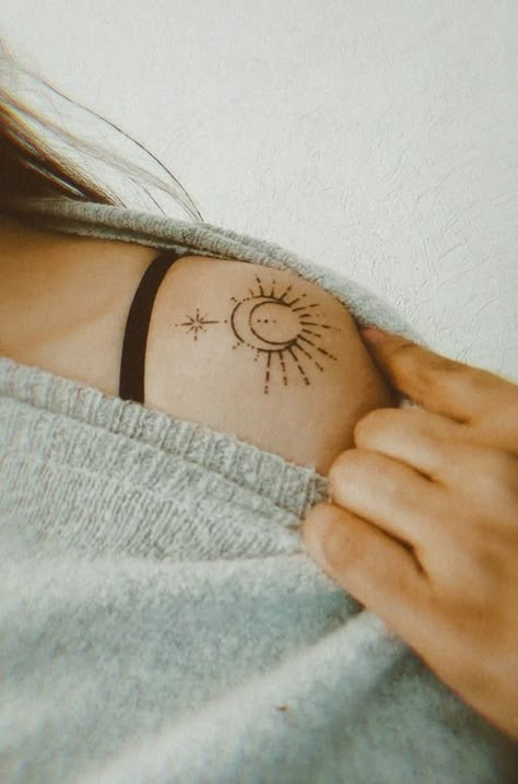 Sun And Moon Tattoos, First Tattoo Ideas, Tattoo Sonne, Luna Tattoo, Meaning Art, Moon Sun Tattoo, Small Girly Tattoos, Horoscope Tattoos, Moon Tattoos