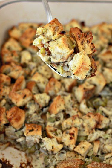 Crouton Stuffing Recipe, Make Ahead Stuffing, Crockpot Stuffing, Turkey Casserole Recipe, Turkey Stuffing Recipes, Turkey Dressing, Dressing Recipes Thanksgiving, Bread Stuffing, Bread Dressing