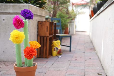 Pool Noodle Cactus, Pool Noodle Flowers, Make A Cactus, Homemade Ranch Mix, Noodle Crafts, Noodles Ideas, Mesh Garland, Faux Cactus, Green Pool