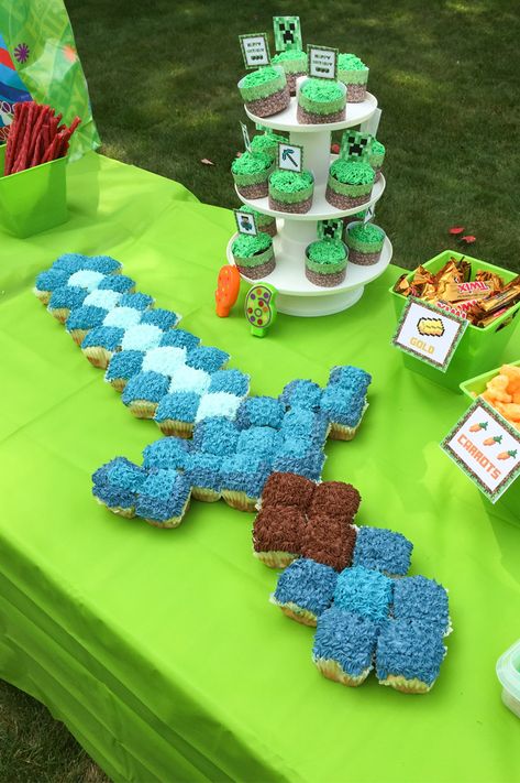 Minecraft Creeper Cupcake Cake, Creeper Cupcake Cake, Minecraft Donut Cake, Minecraft Bday Cake, Minecraft Birthday Cupcakes, Minecraft Cookie Cake, Minecraft Cupcake Ideas, Minecraft Cupcakes Ideas, Minecraft Cake Easy Simple