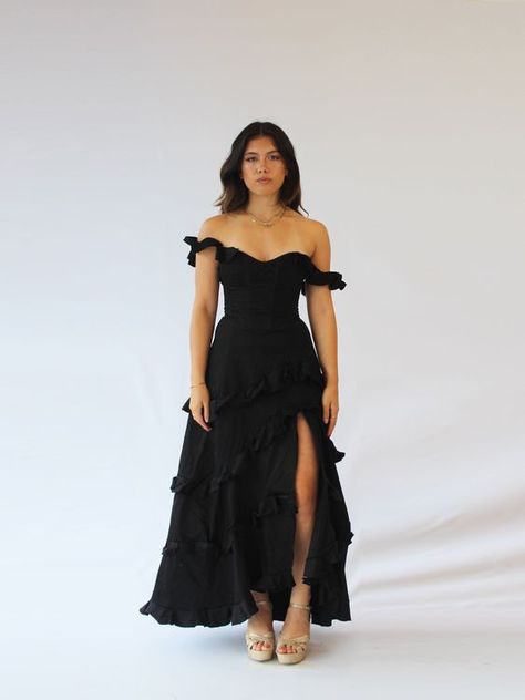 Maxi Dress Ruffle, Formal Dresses For A Wedding Guest, Recital Dress Voice, Glitz And Glam Dress Ideas, Ruffle Dress Aesthetic, Formal Black Wedding Guest Dress, Elegant Dresses Gala, Day Dresses Formal, Salsa Dress Outfit