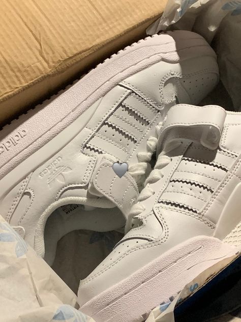 White Adidas Forum Low Outfit, White Snickers Shoes Women, Adidas Forum Low Aesthetic, White Snickers Shoes, White Tennis Shoes Aesthetic, Snickers Shoes Women, Adidas Forum Low Women Outfit, Adidas Trainers Aesthetic, Adidas Forums Aesthetic