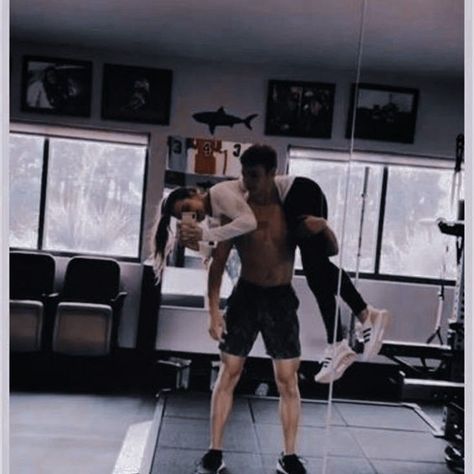 Couple Gym Pictures Photo Ideas, Couple Gym Pics, Couples Gym Pictures, Gym Couple Aesthetic, Photos Couple Mignon, Girlfriend And Boyfriend Goals, Gym Couple, Gym Partner, Gym Pictures