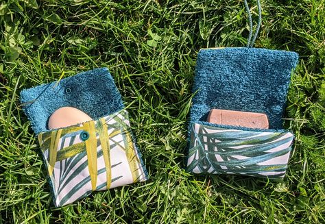 1 vieil essuie + 1 nappe enduite = 1 porte-savon de voyage Savon Diy, Oui Oui, Diy Couture, Diy Clothes, Diy And Crafts, Coin Purse, Sewing Projects, Pouch, Camping