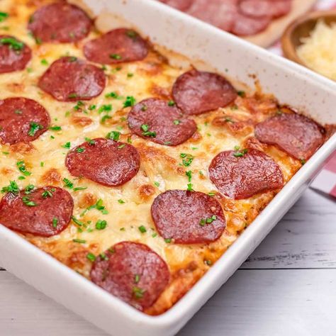 Easy Low Carb Pizza Casserole, Pepperoni Pizza Casserole Low Carb, Keto Low Carb Pizza Casserole, Keto Pizza Bake Casserole, Keto Chicken Pizza Casserole, Pizza Casserole Recipe Keto, Keto Chicken Pizza Bake, Keto Pizza Casserole No Crust, Keto Pepperoni Pizza Casserole