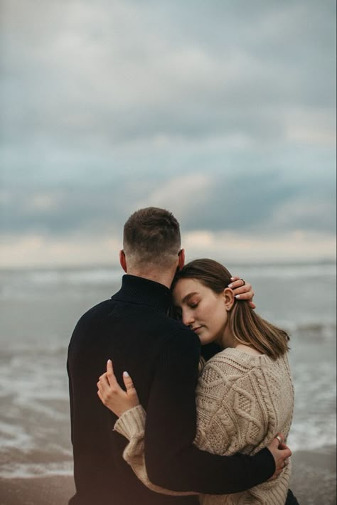 Alternative Couple, Couples Beach Photography, Shooting Couple, Wedding Portrait Poses, Pre Wedding Photoshoot Outdoor, Beach Couple, Photographie Portrait Inspiration, Couple Picture Poses, Engagement Photo Poses