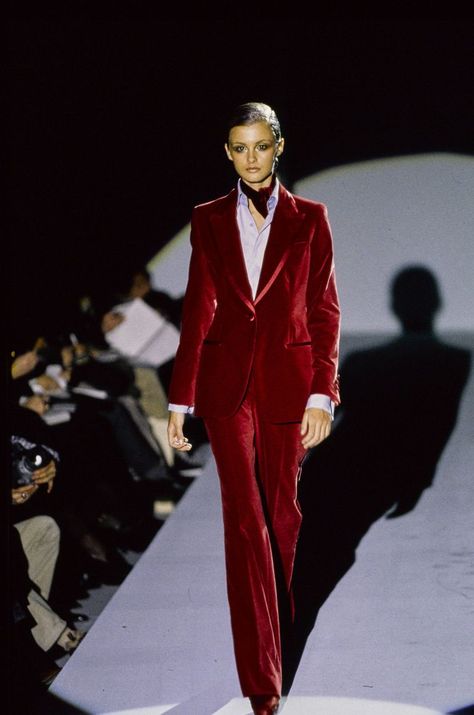 gucci runway fall 1996 Trish Goff, 1990s Fashion Trends, Red Velvet Suit, Gucci Runway, Tom Ford Gucci, Moda Do Momento, Paul Gaultier Spring, Mode Chanel, Velvet Suit