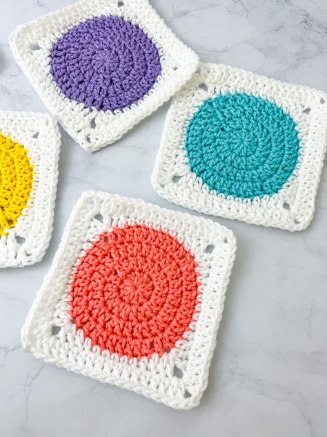 How to Crochet Circle Granny Squares - OkieGirlBling'n'Things Circle In Granny Square, Kare Motif, Crochet Circle Pattern, Granny Square Pattern Free, Scrap Yarn Crochet, Crochet Circle, Old Granny, Crochet Square Blanket, Crochet Rugs