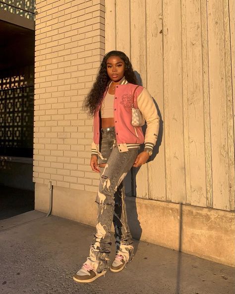 Varsity Jacket Outfit, Pink Streetwear, Jacket Outfit Women, Jacket Making, 90s Fashion Outfits, Tomboy Outfits, Tomboy Style Outfits, Jacket Outfit, Streetwear Fashion Women