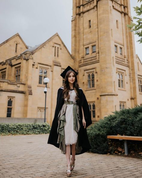 Korean Graduation Photoshoot, Korean Graduation Pictures, Korean Graduation, Graduation Dress University, Pose Wisuda, Agatha Chelsea, Grad Poses, College Graduation Pictures Poses, Aesthetic Pose