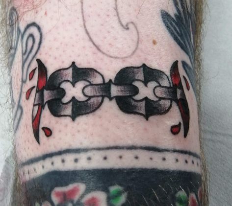 Traditional Chain Link Tattoo, American Traditional Chain Tattoo, Traditional Chain Tattoo, Chain Link Tattoo, Kilmarnock Scotland, Traditional Filler Tattoo, Small Traditional Tattoo Fillers, Valhalla Tattoo, Traditional Tattoo Filler