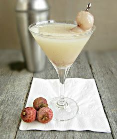 Lychee Martini Lychee Martini Recipe, Lychee Mojito, Martini Flavors, Lychee Cocktail, Martini Recipes Vodka, Lychee Juice, Lychee Martini, Fun Summer Drinks, Gin Recipes