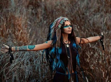 Black Pinterest, Indian Pictures, Wilde Westen, Indian Headdress, Diy Kostüm, American Princess, Free Falling, Native Style, Spring Jewelry