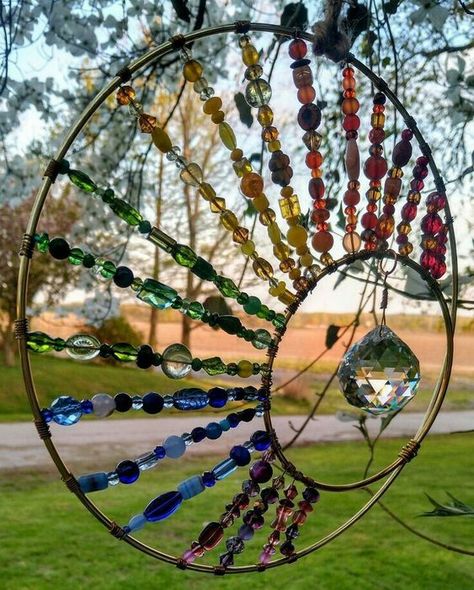 I located this on pinterest from Linda Langarcia .... Carillons Diy, Atrapasueños Diy, Crystal Suncatchers Diy, Suncatcher Diy, Glass Bead Crafts, Diy Suncatchers, Wind Chimes Craft, Diy Wind Chimes, Outdoor Crafts