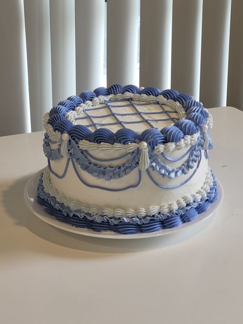 Vintage Icing Cake, Blue Vintage Cake, Vintage Heart Cake Blue, Vintage Cake Pisces, White And Blue Vintage Cake, Vintage Birthday Cakes, Vintage Birthday, Vintage Cake, Aesthetic Food