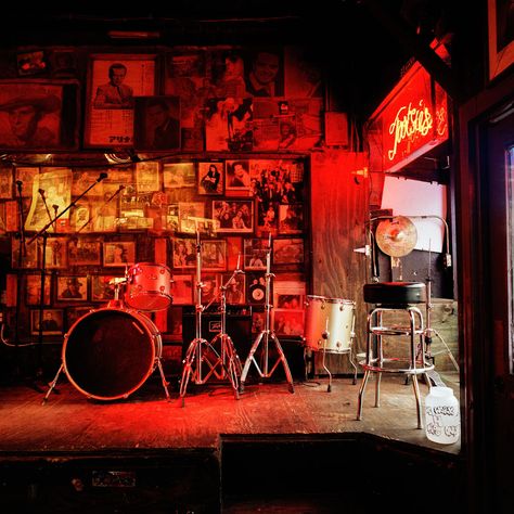 Small Music Venue Design, Music Venue Aesthetic, Music Venue Interior, Grunge Bar, Rock And Roll Room, Music Bar, Goth Music, Nightclub Design, Jazz Bar