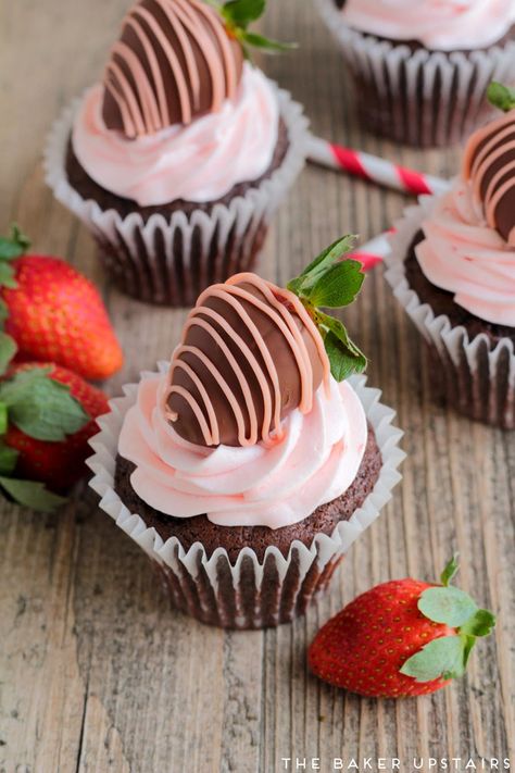 The Baker Upstairs: chocolate-covered strawberry cupcakes Fancy Cupcakes, Covered Strawberry, Chocolate Covered Strawberry, Gourmet Cupcakes, Strawberry Cupcakes, Covered Strawberries, Chocolate Covered Strawberries, Savoury Cake, Strawberry Recipes