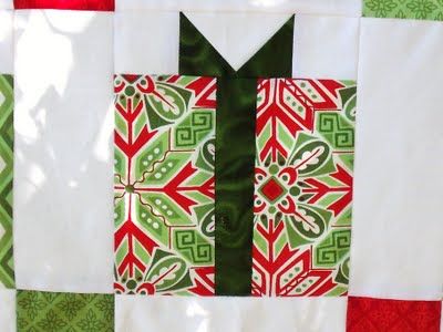 Christmas Present Quilt Block Tutorial Christmas Present Quilt Block, Present Quilt Block, Christmas Present Quilt, Quilted Table Runners Christmas, Christmas Quilt Blocks, Christmas Tree Quilt, Christmas Patchwork, Winter Projects, Row Quilt