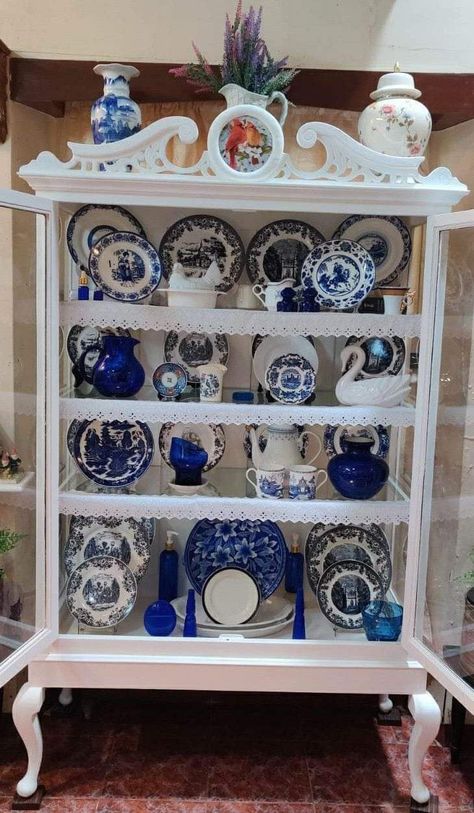 Blue And White Furniture, Willow Decor, Blue And White Dining Room, Artistic Architecture, China Decor, Blue And White Dinnerware, Curio Cabinet Decor, Italian Farmhouse, Fantasy Furniture