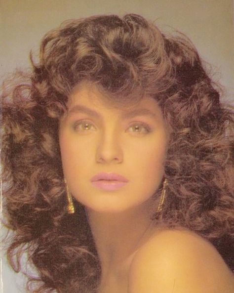 Pooja Bhatt Bollywood 90s, Pooja Bhatt, Divya Bharti, Vintage Bollywood Aesthetic, 90s Actresses, Indian Classical Music, Bollywood Couples, Reading Art, Vintage Bollywood