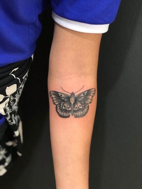 Harry Styles Butterfly Tattoo, Harry Styles Butterfly, One Direction Tattoos, Harry Tattoos, Tatuagem Masculina Pequena, Harry Styles Tattoos, Tattoos Inspiration, Inspiration Tattoos, Moth Tattoo