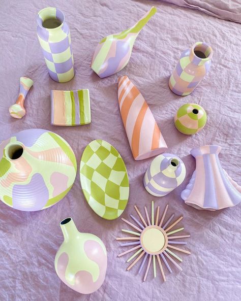 Unique Vases - Is it spring yet? Our favorite funky vases | wallflower Vase Art Drawing, Funky Vases, Is It Spring Yet, Diy Keramik, Diy Pottery Painting, Tanah Liat, Clay Diy Projects, Pottery Painting Designs, Vase Art