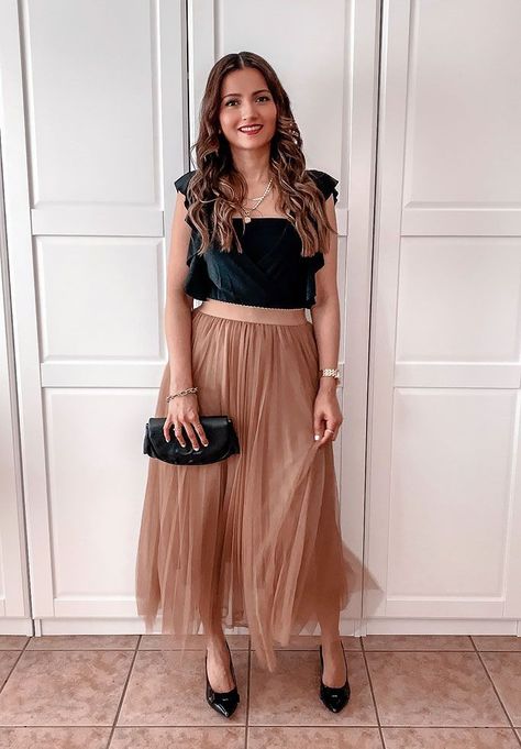 black bodysuit brown tulle skirt chanel half moon wallet on a chain blogger outfit Silver Bubble Skirt Outfit, Beige Tulle Skirt Outfit, Tulle Skirt Wedding Outfit, Brown Tulle Skirt, Style A Tulle Skirt, Beige Tulle Skirt, Tulle Skirts Outfit, Spring Skirt Outfits, Tulle Wedding Skirt