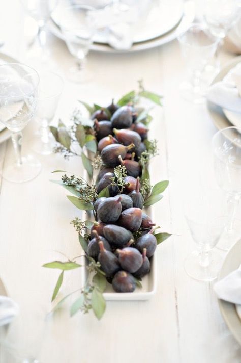 Fig Centerpiece, Fig Tablescape, Rosh Hashana Recipes, Rosh Hashanah Table, Yom Teruah, Simple Centerpiece, Jewish Holiday Recipes, Fruit Centerpieces, Thanksgiving Friendsgiving