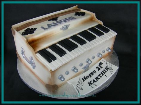 Harmonium Cake by Mel_SugarandSpiceCakes Indian Instruments, Piano Cakes, Music Cakes, Music Cake, Cake Video, Cake Frosting Recipe, Cake House, Piano Bar, Classical Dance