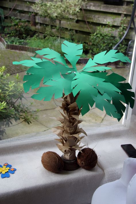 Small paper palm tree with real coconuts. Paper Coconut Tree, Diy Palm Tree Leaves, Construction Paper Diy, Diy Palm Tree, Palm Tree Party, Luau Crafts, Eco Friendly Wedding Decor, Hawaii Decorations, Tree Decorations Diy