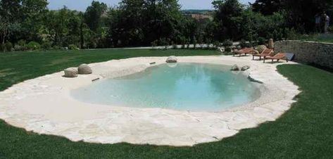 A way of building an inexpensive, DIY swimming pool that looks like a sandy beach (similar to the one pictured above) without needing to hire professional/expensive pool builders Diy Beach Entry Pool, Beach Entry Pool, Florida Pool, Bio Design, Swimming Pool Landscaping, Lagoon Pool, Diy Beach, Diy Swimming Pool, Swimming Pools Inground