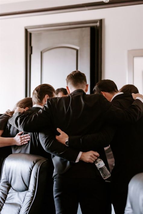 Groomsmen Getting Ready Pictures Funny, Groomsmen Preparation Photos, Groom And Groomsmen Getting Ready Photos, Groomsmen Photoshoot, Nikkah Shoot, Groom And Groomsmen Pictures, Party Wedding Ideas, Groomsmen Pictures, Groomsmen Photography