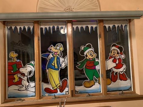 Disney Window Painting, Christmas Window Painting Ideas Easy, Winter Window Painting, Disney Window Decoration, Christmas Window Painting, Winter Window, Christmas Window Decorations, Christmas Cartoons, Christmas Window