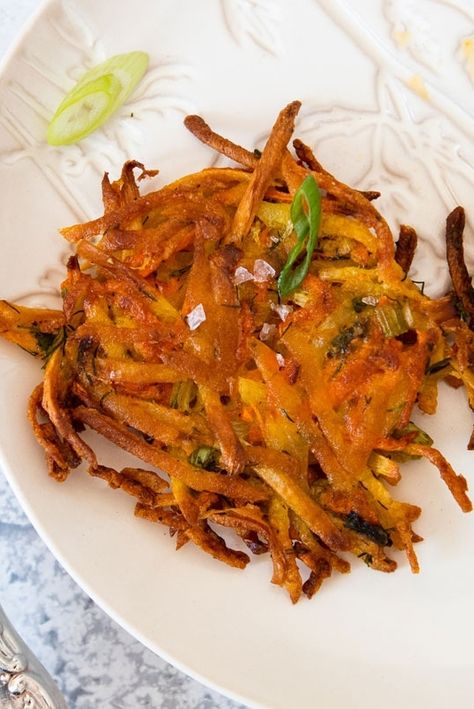 🥕🥔Garden Vegetable Latkes are a lovely way to change up the traditional potato latke. Made with potatoes, carrots and parsnips, they quickly transform a classic into a crunchy, uniquely-flavored sensation! This could be your new favorite! The parsnips and carrots give these pancakes a sweeter flavor and the addition of dill and green onions gives them a fresh, herby flavor.🪴 Vegetable Latkes, Parsnips And Carrots, Potato Latke, Carrots And Parsnips, Leek Recipes, Potato Latkes, Shredded Potatoes, Potatoes Carrots, Potato Onion