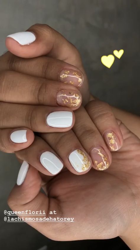 Gold No Chip Nails, Gold Pieces On Nails, Liquid Gold Nail Art, Hold Flake Nails, White And Gold Foil Nail Designs, White And Gold Gel Nails Short, Cream Gel Nails Design, White And Gold Leaf Nails, White And Gold Pedicure Toenails