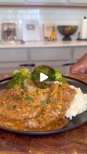 Cordarrius Green on Instagram: "Sunday Dinner: Smothered Cubed Steak & Mashed Potatoes

Comment “steak recipe” and I’ll DM a link for the full recipe" Smothered Cube Steak Recipes, Smothered Cubed Steak, Cubed Steak Recipes, Smothered Cube Steak, Steak Mashed Potatoes, Steak And Mashed Potatoes, Cubed Steak, Cube Steak Recipes, Cold Weather Food