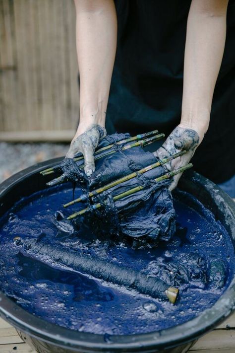 Denim Treatments, Tie Dye Techniques Tutorials, Itajime Shibori, Shibori Diy, Indigo Dyeing, Indigo Pattern, Denim Dye, Diy Dye, Textile Dyeing