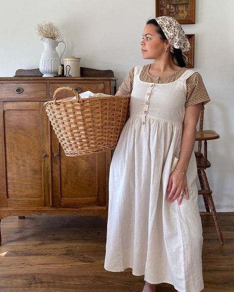 Little Cottonwood Dress, Trad Wife Aesthetic Outfits, Winter Oversized Outfits, Trad Wife Aesthetic, Fabric Outfits, Oversized Outfits, Cottage Core Fashion, Core Fashion, Oversize Outfit