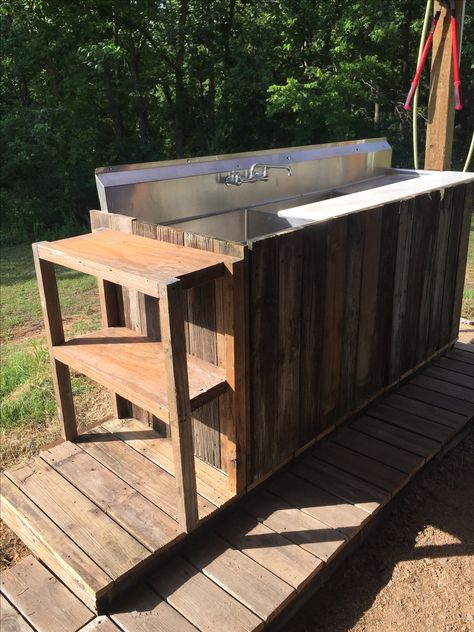 Outdoor Cleaning Station, Outdoor Fish Cleaning Station, Fish Cleaning Station Ideas, Alaska Hotel, Deck Kitchen, Fish Cleaning Station, Fish Cleaning Table, Fish Table, Cleaning Station