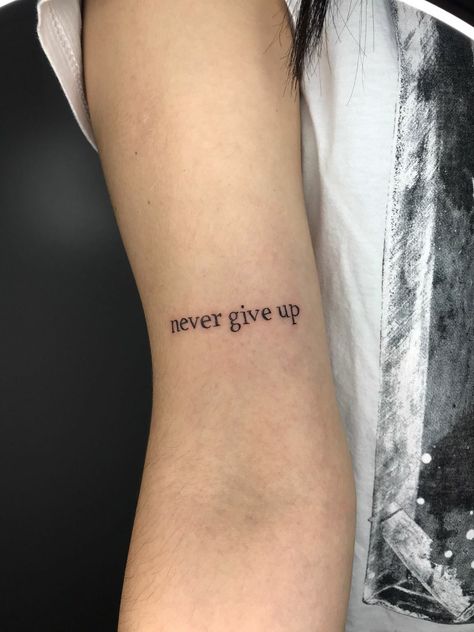 Tatoos Woman Words, Now Or Never Tattoo, Tattoo Never Give Up, Never Give Up Tattoo, Unbreakable Tattoo, Tattoos Creative, Stick Poke Tattoo, Phrase Tattoos, Tattoo On Hand