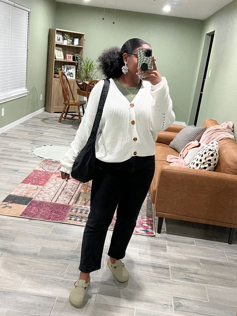 Office Outfits With Birkenstocks, Clogs Office Outfit, Baggu Medium Crescent Bag Outfit, Clog Work Outfit, Birkenstock Work Outfit, Baggu Crescent Bag Aesthetic, Baggu Crescent Bag Outfit, Spring Essentials Wardrobe, Styling Clogs