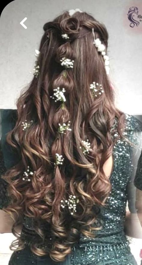 Hair Flower Braid, Floral Hairstyles, Haldi Jewellery, Brown Wavy Hair, Bride Hairstyle, Noble Lady, Engagement Hairstyles, Flower Braids, Kimono Outfit