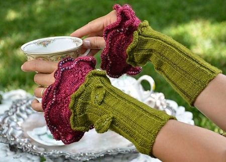 Beauty and the Beast arm warmers Tudor Rose, Smink Inspiration, Diy Vetement, Crochet Gloves, Creation Couture, Wrist Warmers, Knit Mittens, Diy Crochet Projects, Diy Knitting