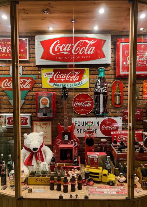 Coke Crate Ideas, Jay Core, Coke Collectibles, Coca Cola Decor, Coca Cola Brands, Coca Cola Christmas, Always Coca Cola, Vintage Coke, Coke Cola