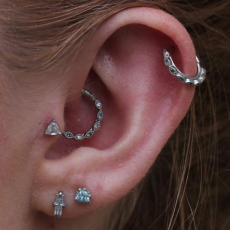 Double lobes + helix + tragus + daith Daith And Double Helix Piercing, Tragus Daith, Daith Jewelry, Double Piercing, Cute Piercings, Daith Piercing, Piercing Ideas, Pretty Jewelry, Tragus