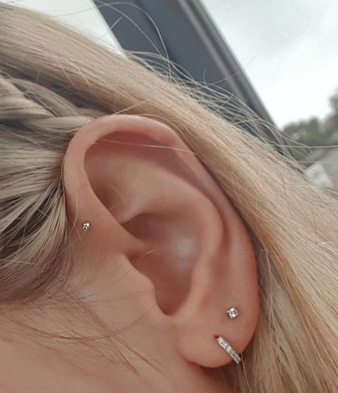 Piercings Forward Helix Ear, Two Holes Ear Piercing, Dainty Ear Piercing Ideas, Womens Ear Piercings Ideas, Earring Ideas For Two Holes, Forward Helix Piercing Ideas, Dainty Ear Piercings, Forward Helix Piercings, Two Piercings