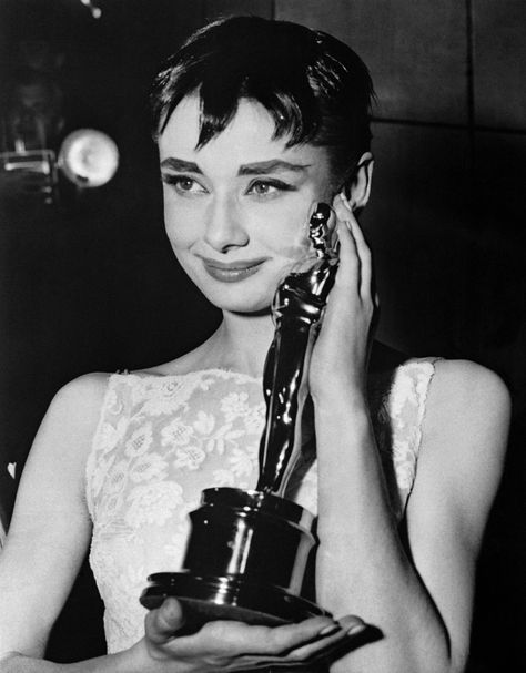 Oscar Winner Audrey Hepburn Audrey Hepburn Oscar, Julie Christie, Red Carpet Beauty, Isabelle Huppert, Oscar Award, Audrey Hepburn Style, I Love Cinema, Hepburn Style, Roman Holiday