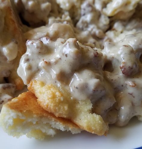 Easy Gluten Free Low Carb Biscuits and Gravy Recipe Gluten Free Drop Biscuits, Low Carb Biscuits, Biscuits And Gravy Recipe, Almond Flour Biscuits, Drop Biscuits Recipe, Biscuits Gravy, Sausage Gravy Recipe, Cheesy Biscuit, Low Carb Biscuit