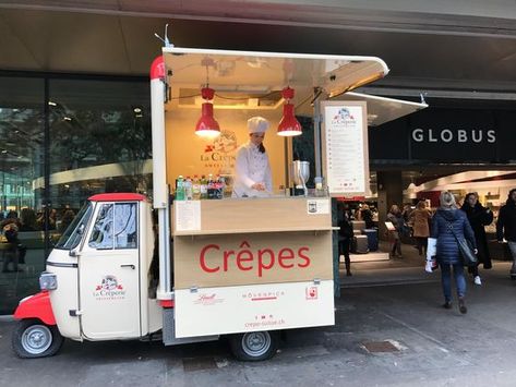 Whatever it takes to make delicious crepes it’s integrated in the front counter of this cute Piaggio Ape V-Curve outfitted as a mobile creperie. You will find it in Zurich, Switzerland. Crepe Food Truck, Mini Food Truck, Crepe Food, Kitchen For Cooking, Foodtrucks Ideas, Switzerland Zurich, Mobile Food Cart, Food Van, Piaggio Ape